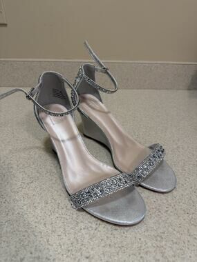 DB Studio Raquel Silver Crystal Embellished Metallic Wedge Sandal Shoes 8.5